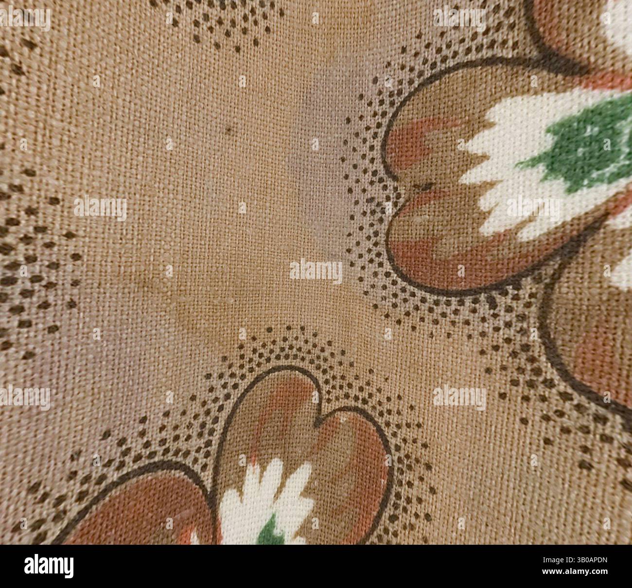 Vista ravvicinata di un tessuto testurizzato caratterizzato da un motivo floreale con tonalità terrose e dettagli complessi. Il design presenta grandi petali in tonalità marrone, crema e verde, circondati da accenti punteggiati. Un tessuto rotondo caratterizzato da un motivo floreale vintage con foglie marroni e verdi su uno sfondo morbido e delicato. Arte classica con un tocco moderno reinventata da Artotop, tessuti francesi trasformati, prima metà del XIX secolo, arte classica con un tocco moderno reinventata da Artotop Foto Stock