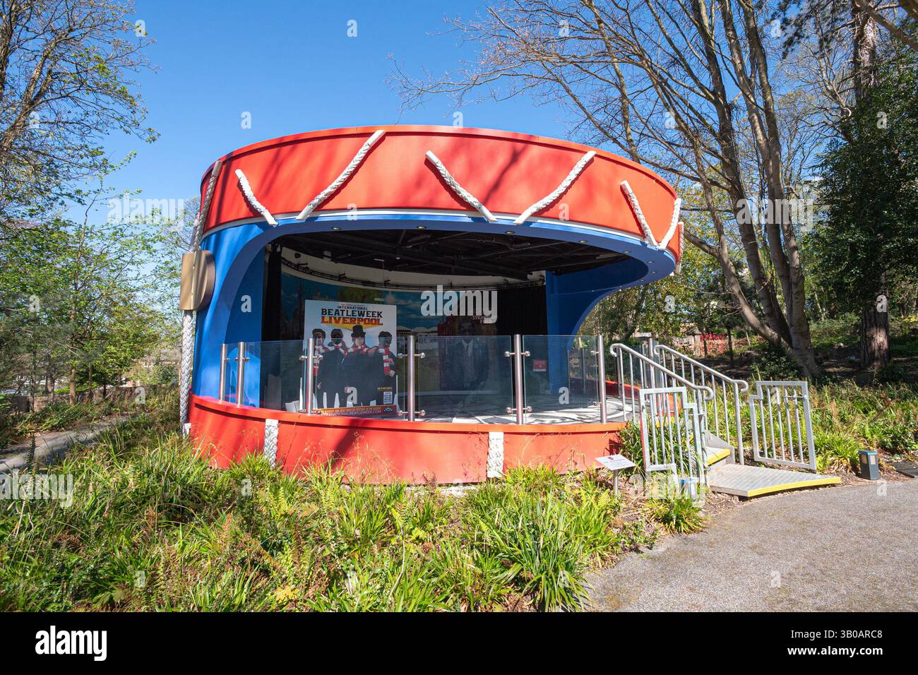 La tribuna a Strawberry Field. Un'attrazione turistica e un centro di formazione nel sobborgo di Woolton a Liverpool. Foto Stock
