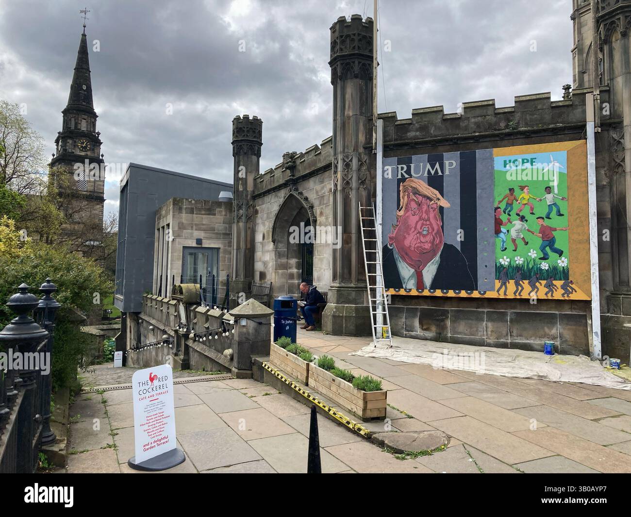 Donald Trump: I murales che affrontano questioni contemporanee sono apparsi a St John’s per molti anni, St. Johns Church, Princes Street, Edimburgo Scozia - Immagine stock catturata con smartphone