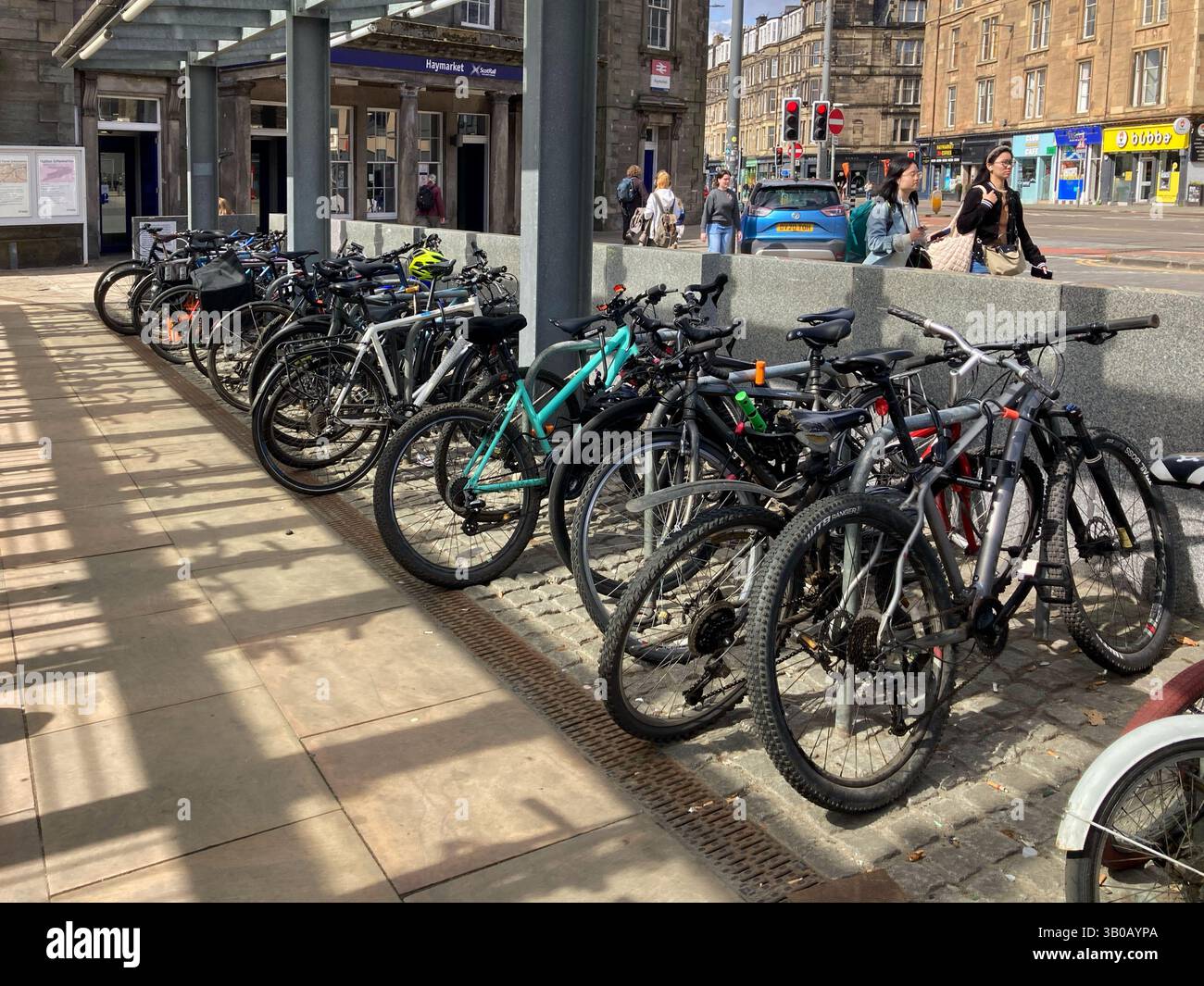 Biciclette presso il centro di stoccaggio delle biciclette, fuori dalla stazione ferroviaria di Haymarket, Edimburgo, Scozia Foto Stock