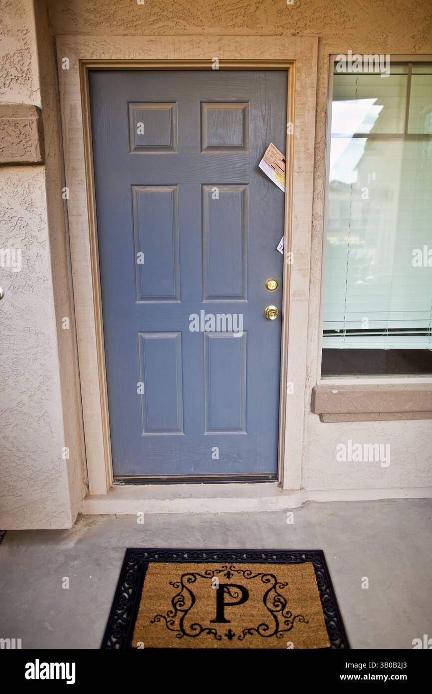 26 dicembre 2010 - Maricopa, Arizona, Stati Uniti - tappeto di benvenuto alla porta di una casa Bristol Palin, 20 anni, acquistato a Maricopa, Arizona, per 72.000. L'ex concorrente di ""Dancing with the Stars"" e figlia dell'ex governatore dell'Alaska Sarah Palin pagò in contanti per la casa in stucco marrone su due livelli, di 3.900 metri quadrati, con tetto in piastrelle, 2 1/2 bagni, un garage con tre auto, giardini con giardini e accesso a una piscina comunitaria. I media locali hanno riferito che la casa è stata costruita nel 2006, al culmine del boom immobiliare dell'Arizona, e venduta per poco meno di 30.000 all'epoca. Bristol Palin non ha commentato Foto Stock