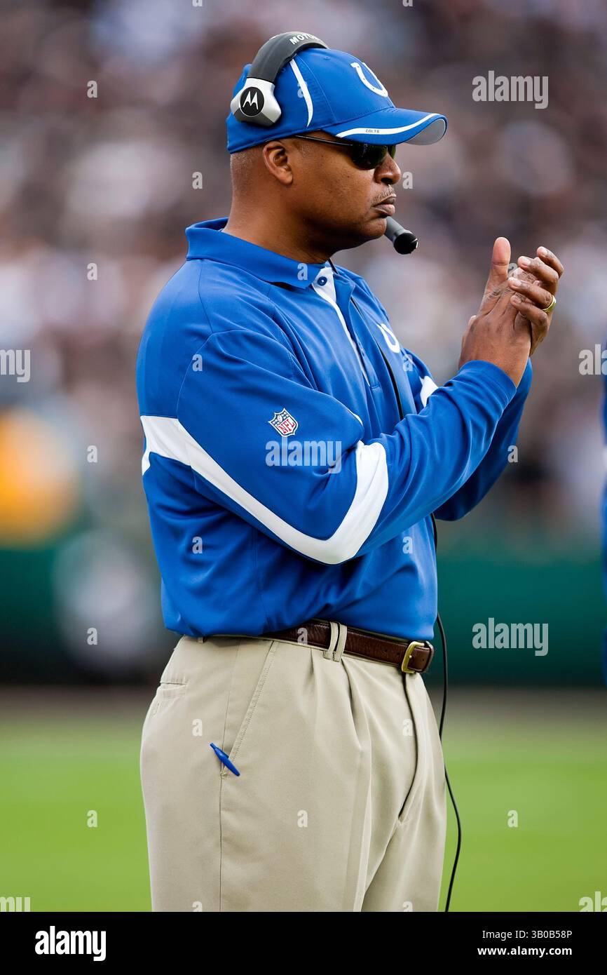 26 dicembre 2010: Jim Caldwell, capo-allenatore degli Indianapolis Colts, durante la partita di football NFL tra gli Oakland Raiders e gli Indianapolis Colts all'Oakland-Alameda County Coliseum di Oakland, CALIFORNIA. I Colts sconfissero i Raiders 31-26. Â© Damon Tarver/Cal Sport Media(immagine di credito: © Damon Tarver/Cal Sport Media/ZUMAPRESS.com) Foto Stock