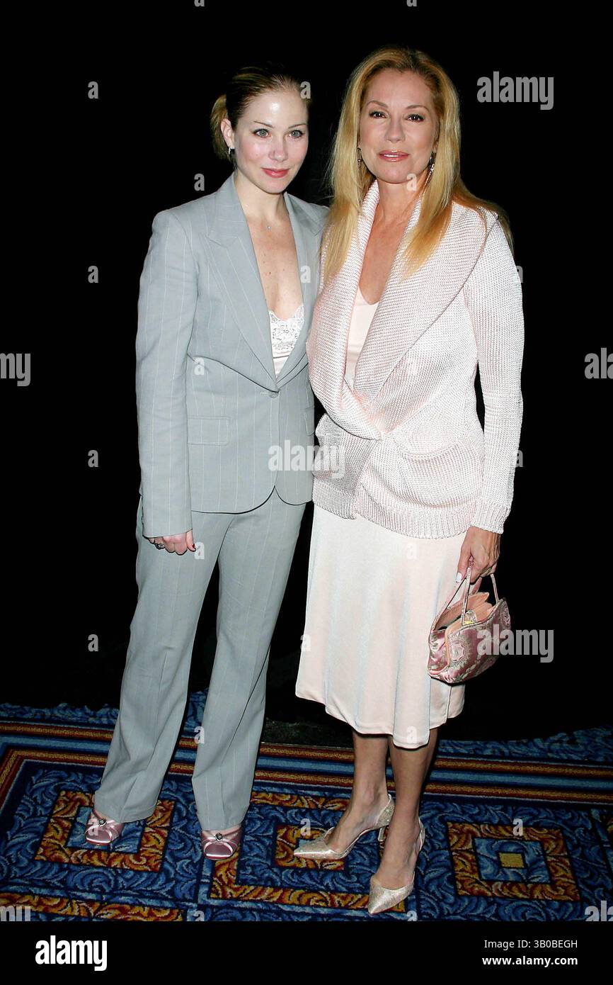 17 maggio 2005 - New York, New York, Stati Uniti - K43291JBB. I NUOVI DRAMMATURGHI 56ESIMO PRANZO ANNUALE DI BENEFICENZA IN ONORE, GEORGE C WOLFE..MARRIOTT MARQUIS HOTEL, NEW YORK New YORK..5-17-2005. - 2005.CHRISTINA APPLEGATE E. KATHY LEE GIFFORD (immagine di credito: © John Barrett/Globe Photos/ZUMAPRESS.com) Foto Stock