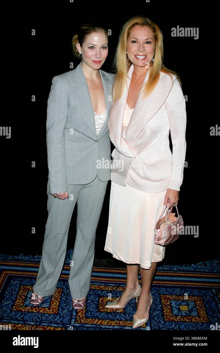 17 maggio 2005 - New York, New York, Stati Uniti - K43291JBB. I NUOVI DRAMMATURGHI 56ESIMO PRANZO ANNUALE DI BENEFICENZA IN ONORE, GEORGE C WOLFE..MARRIOTT MARQUIS HOTEL, NEW YORK New YORK..5-17-2005. - 2005.CHRISTINA APPLEGATE E. KATHY LEE GIFFORD (immagine di credito: © John Barrett/Globe Photos/ZUMAPRESS.com) Foto Stock