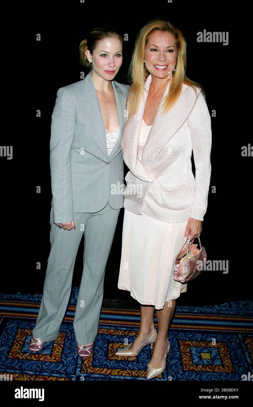 17 maggio 2005 - New York, New York, Stati Uniti - K43291JBB. I NUOVI DRAMMATURGHI 56ESIMO PRANZO ANNUALE DI BENEFICENZA IN ONORE, GEORGE C WOLFE..MARRIOTT MARQUIS HOTEL, NEW YORK New YORK..5-17-2005. - 2005.CHRISTINA APPLEGATE E. KATHY LEE GIFFORD (immagine di credito: © John Barrett/Globe Photos/ZUMAPRESS.com) Foto Stock