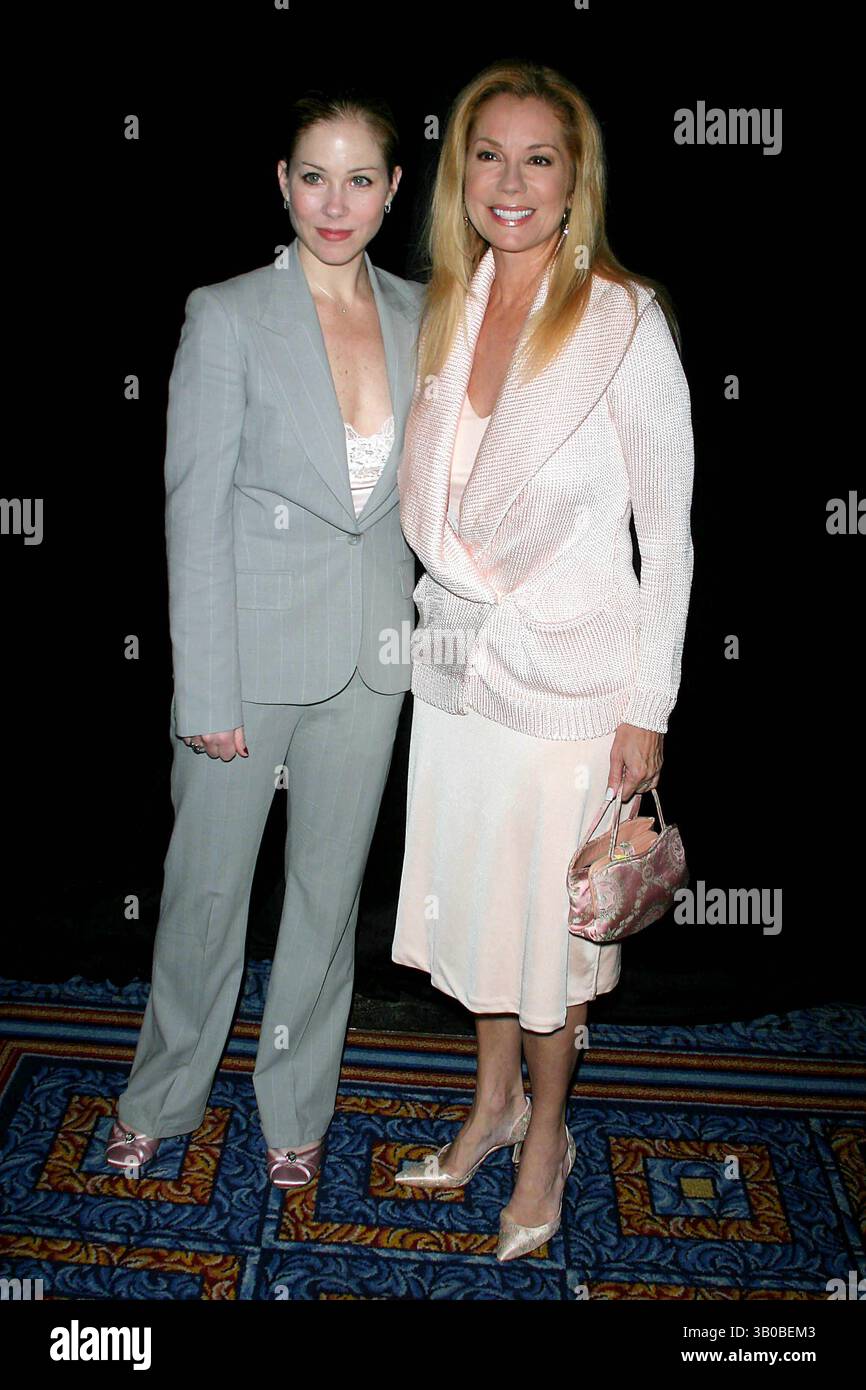 17 maggio 2005 - New York, New York, Stati Uniti - K43291JBB. I NUOVI DRAMMATURGHI 56ESIMO PRANZO ANNUALE DI BENEFICENZA IN ONORE, GEORGE C WOLFE..MARRIOTT MARQUIS HOTEL, NEW YORK New YORK..5-17-2005. - 2005.CHRISTINA APPLEGATE E. KATHY LEE GIFFORD (immagine di credito: © John Barrett/Globe Photos/ZUMAPRESS.com) Foto Stock