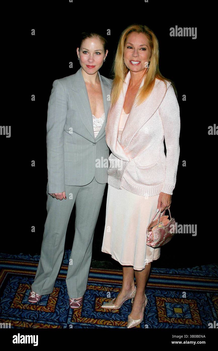 17 maggio 2005 - New York, New York, Stati Uniti - K43291JBB. I NUOVI DRAMMATURGHI 56ESIMO PRANZO ANNUALE DI BENEFICENZA IN ONORE, GEORGE C WOLFE..MARRIOTT MARQUIS HOTEL, NEW YORK New YORK..5-17-2005. - 2005.CHRISTINA APPLEGATE E. KATHY LEE GIFFORD (immagine di credito: © John Barrett/Globe Photos/ZUMAPRESS.com) Foto Stock