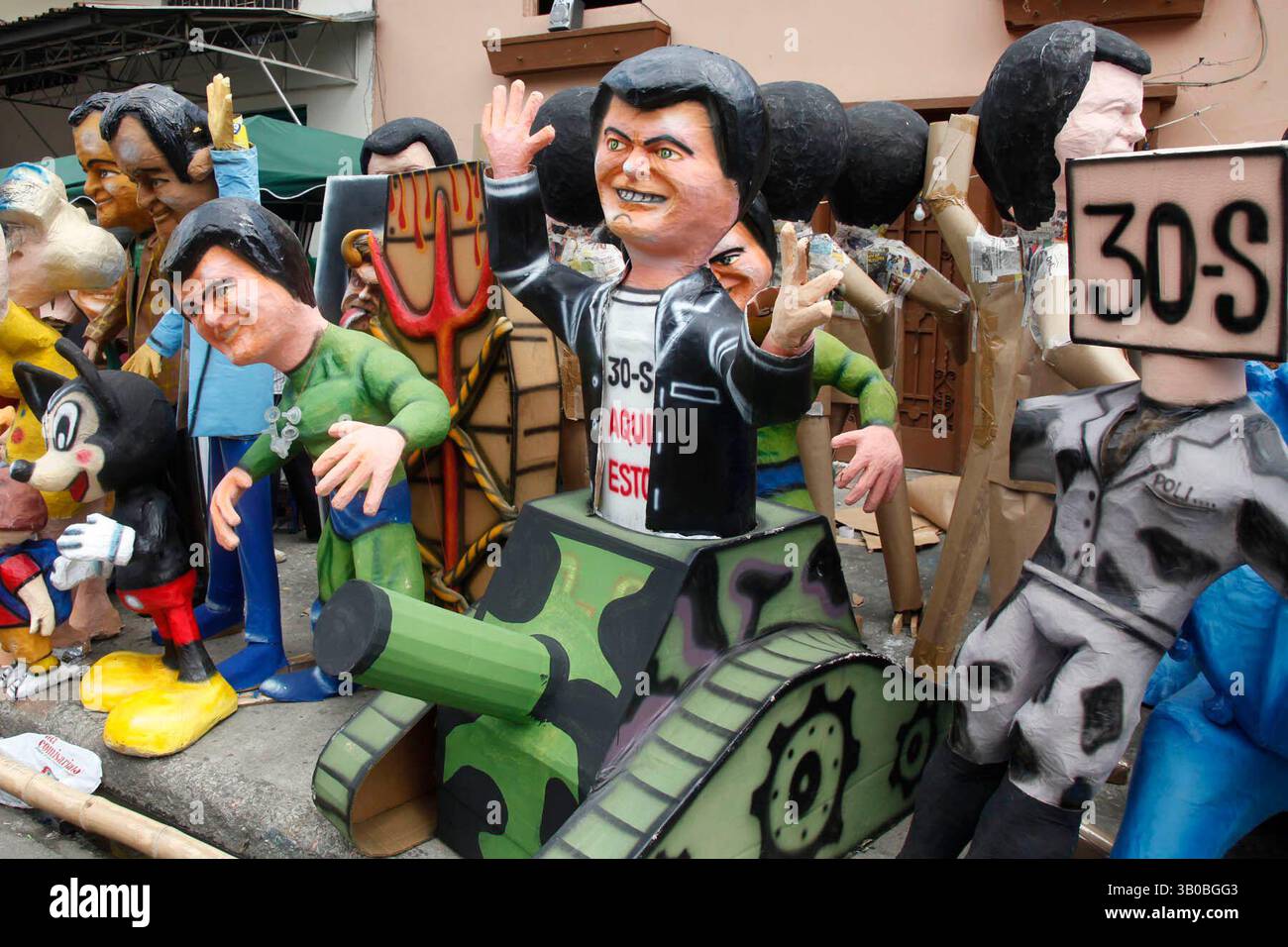 27 dicembre 2010 - Guayaquil, GUAYAS, ECUADOR - (27/12/2010) GUAYAQUIL - ECUADOR. 27/12/2010.- ECUADOR. AÃ OS VIEJOS CALLE SEIS DE MARZO. RECORRIDO DE AÃ OS VIEJOS CALLE SEIS DE MARZO. LOS MAS COMERCIALIZADOS CORREA 30 -S, JAIME NEBOT, BAYRON MORENO Y JUGADORES DE FUTBOL. .......... JOFFRE FLORES/EL COMERCIO (immagine di credito: © El Comercio/GDA/ZUMAPRESS.com) Foto Stock