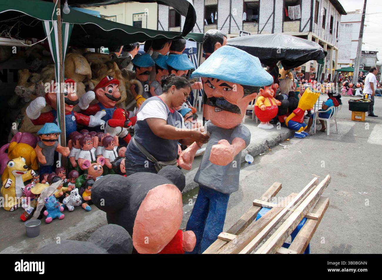 27 dicembre 2010 - Guayaquil, GUAYAS, ECUADOR - (27/12/2010) GUAYAQUIL - ECUADOR. 27/12/2010.- ECUADOR. AÃ OS VIEJOS CALLE SEIS DE MARZO. RECORRIDO DE AÃ OS VIEJOS CALLE SEIS DE MARZO. LOS MAS COMERCIALIZADOS CORREA 30 -S, JAIME NEBOT, BAYRON MORENO Y JUGADORES DE FUTBOL. .......... JOFFRE FLORES/EL COMERCIO (immagine di credito: © El Comercio/GDA/ZUMAPRESS.com) Foto Stock