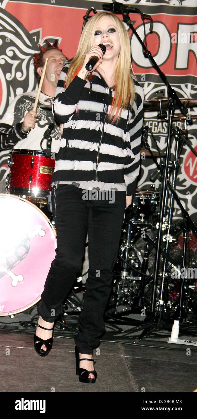 18 aprile 2007 - New York, New York, Stati Uniti - AVRIL LAVIGNE CONCERTO E FIRMA AL VIRGIN MEGASTORE, ,TIMES SQUARE DATE 04-18-07 - AVRIL LAVIGNE. K52600JBB(immagine di credito: © John Barrett/Globe Photos/ZUMAPRESS.com) Foto Stock