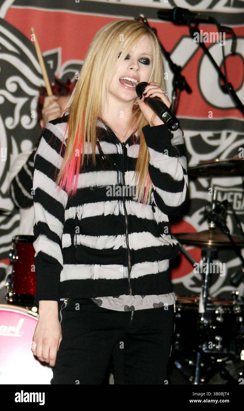 18 aprile 2007 - New York, New York, Stati Uniti - AVRIL LAVIGNE CONCERTO E FIRMA AL VIRGIN MEGASTORE, ,TIMES SQUARE DATE 04-18-07 - AVRIL LAVIGNE. K52600JBB(immagine di credito: © John Barrett/Globe Photos/ZUMAPRESS.com) Foto Stock