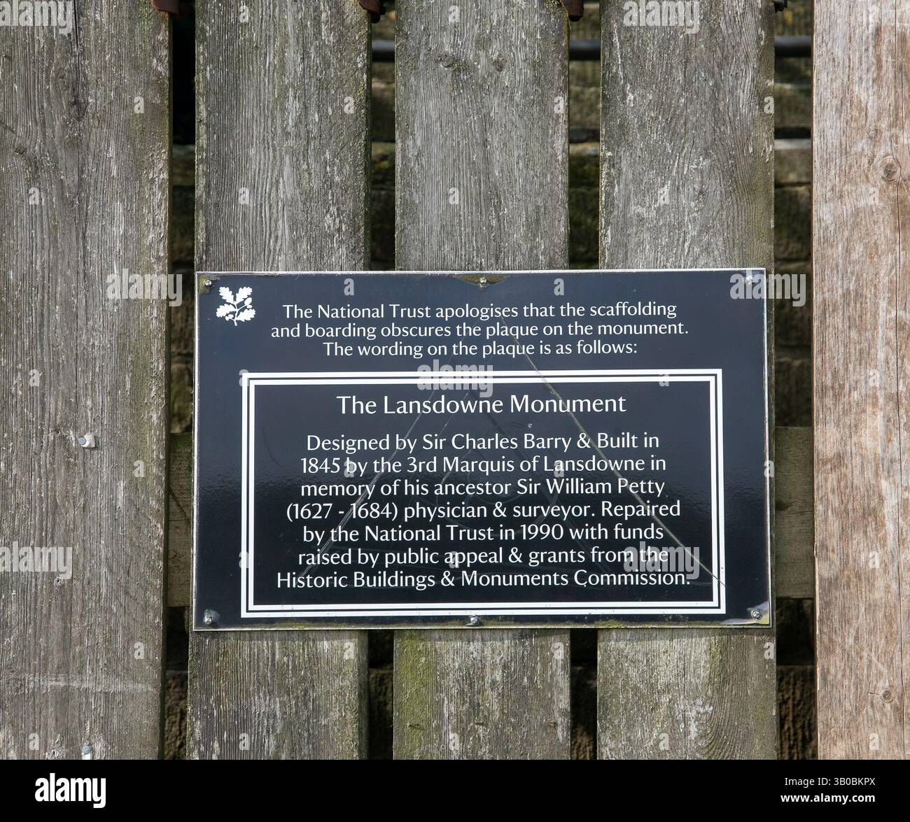Targa sul monumento di Lansdowne che illustra la storia e gli sforzi di restauro della National Trust and Historic Buildings Commission Foto Stock