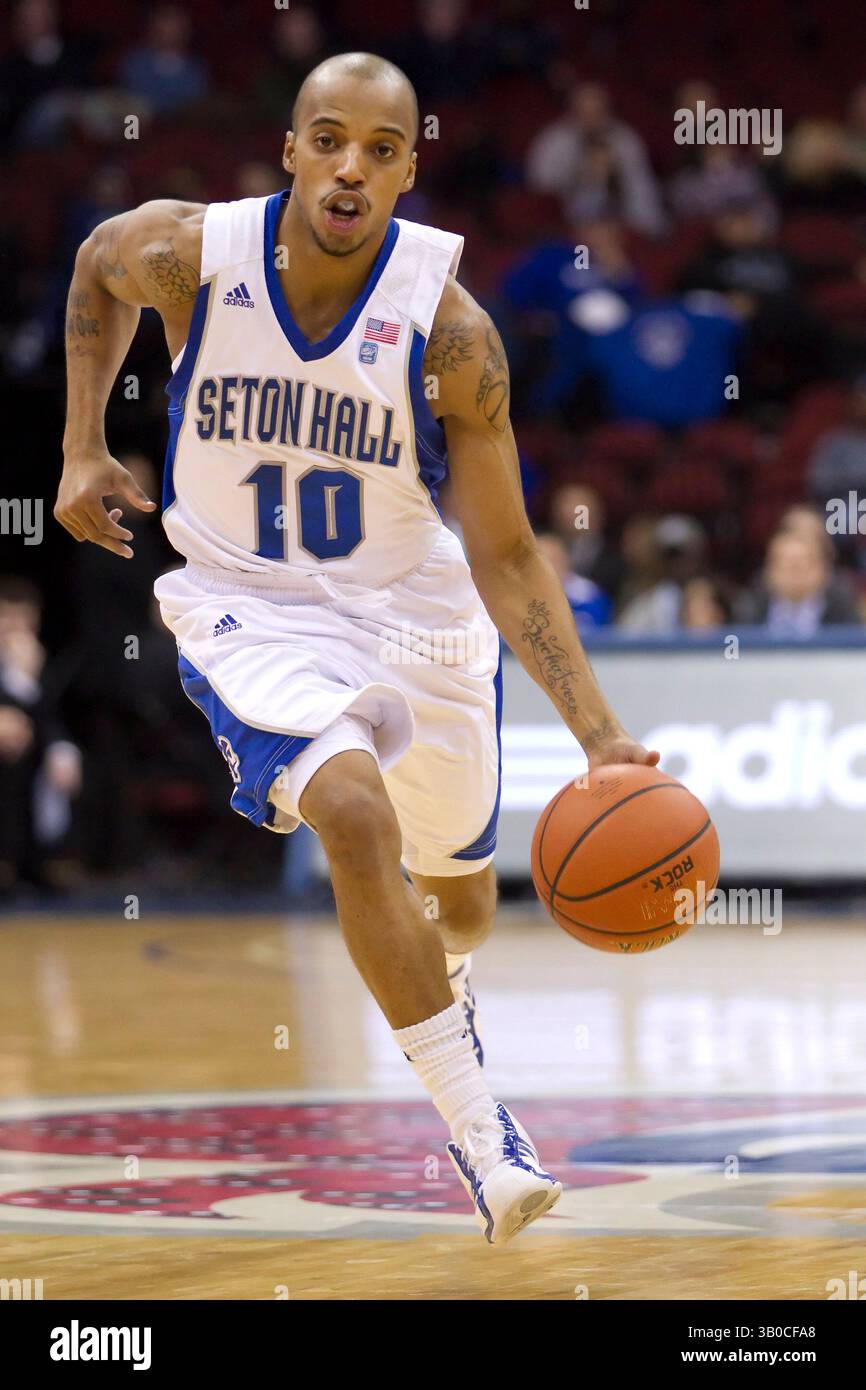 22 dicembre 2010: I Seton Hall Pirates guardano Jordan Theodore (10) in azione durante la partita di basket NCAA tra i Dayton Flyers e i Seton Hall Pirates al Prudential Center di Newark, New Jersey. The Flyers batte i Pirati, 69-65.(immagine di credito: © Chris Szagola/Cal Sport Media/ZUMAPRESS.com) Foto Stock