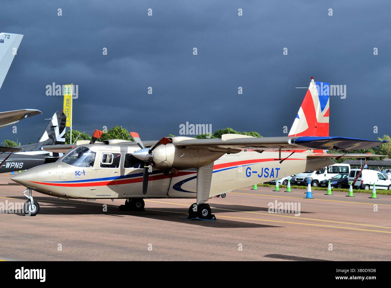 Pilatus Britten-Norman BN-2T turbine Islander al RIAT, con un cielo tempestoso. Foto Stock