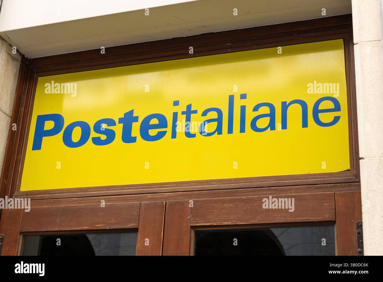 Venezia, Italia - 20 aprile 2025: Cartello Poste italiane all'ingresso dell'ufficio postale nazionale della città storica Foto Stock