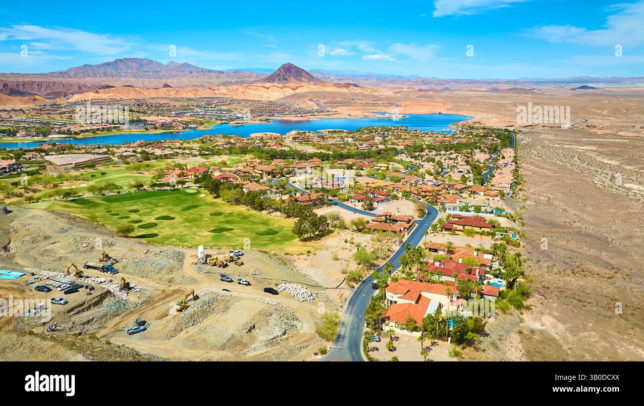 Area aerea di sviluppo residenziale nel deserto con campo da golf e lago Foto Stock