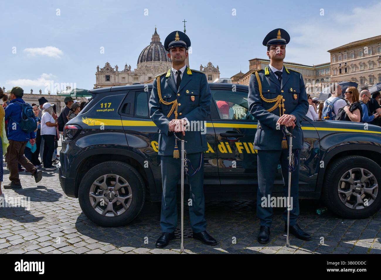 Città del Vaticano, Vaticano. 23 aprile 2025. Gli agenti delle forze dell'ordine sono in guardia in Piazza San Pietro. Papa Francesco morì il 21 aprile e rimarrà in mostra fino al funerale, previsto per il 26 aprile 2025. Credito: SOPA Images Limited/Alamy Live News Foto Stock