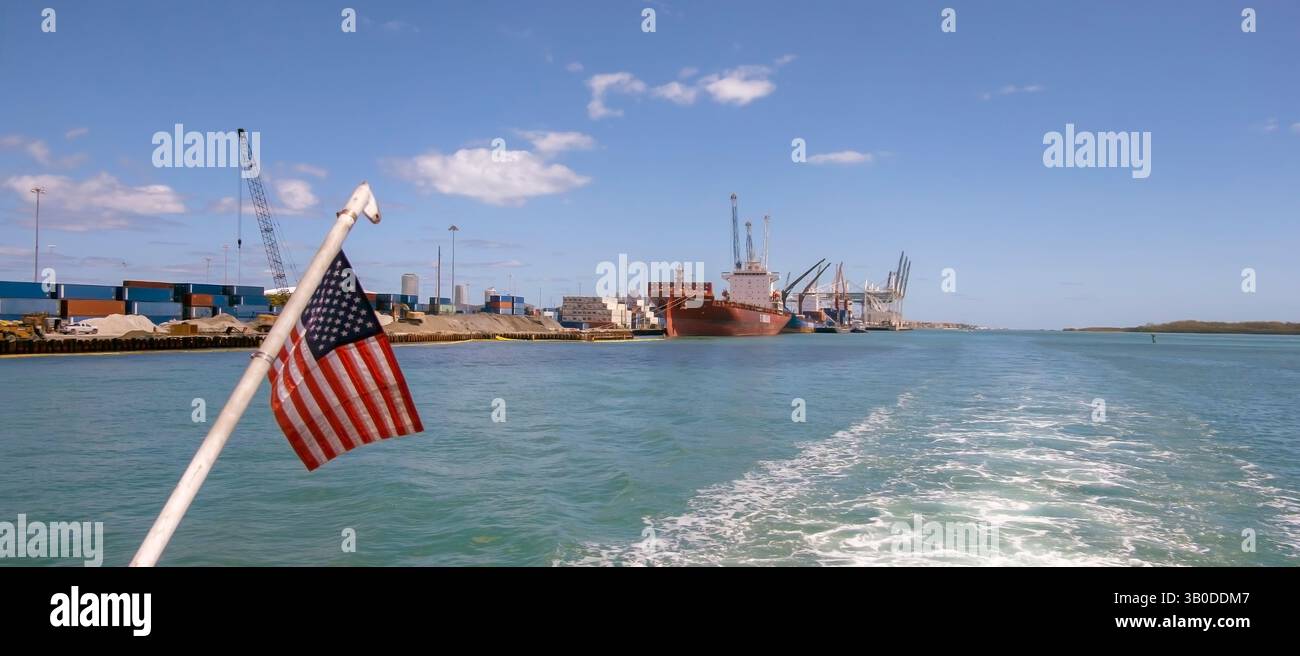 Navi container nel porto di Miami, Florida, USA con bandiera statunitense Foto Stock