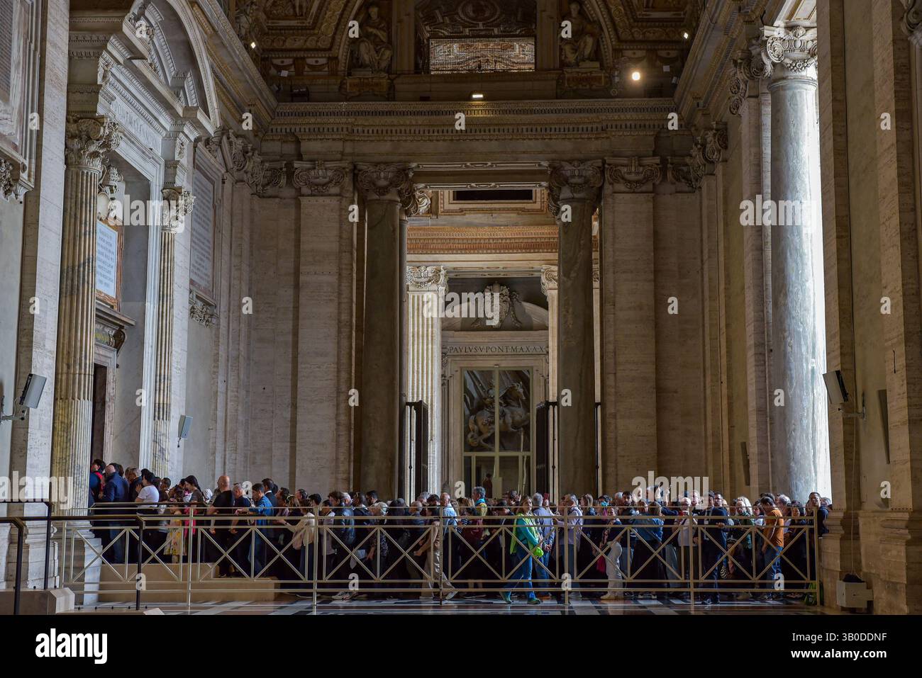 Città del Vaticano, Vaticano. 23 aprile 2025. Le persone fanno la fila all'interno della Basilica di San Pietro per rendere omaggio a Papa Francesco, giacendo in stato dopo la sua morte. Papa Francesco morì il 21 aprile e rimarrà in mostra fino al funerale, previsto per il 26 aprile 2025. Credito: SOPA Images Limited/Alamy Live News Foto Stock