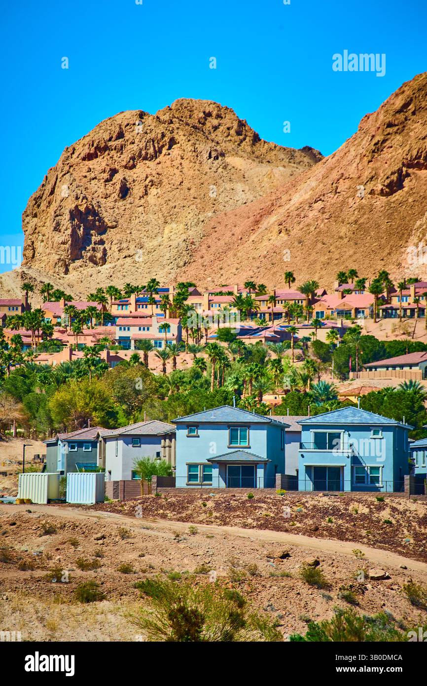 Moderne case suburbane con vista a livello dell'occhio sullo sfondo di Desert Mountain Foto Stock