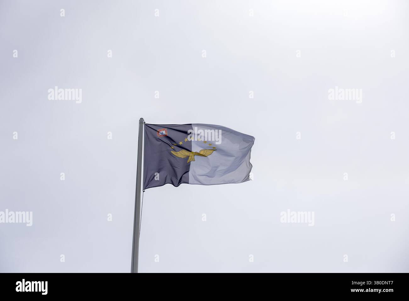 Il blu e il bianco della bandiera delle Azzorre sventolando nel vento. Bandiera ufficiale delle Azzorre. Foto Stock
