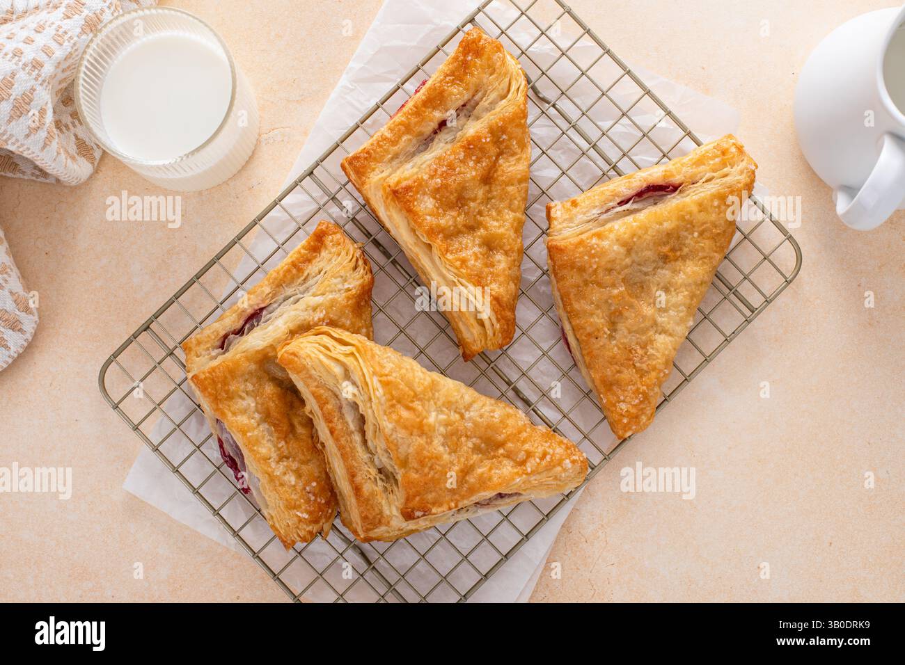 Sfoglia con marmellata di ciliegie o frutti di bosco su una teglia da forno appena sfornata e pronta da mangiare Foto Stock