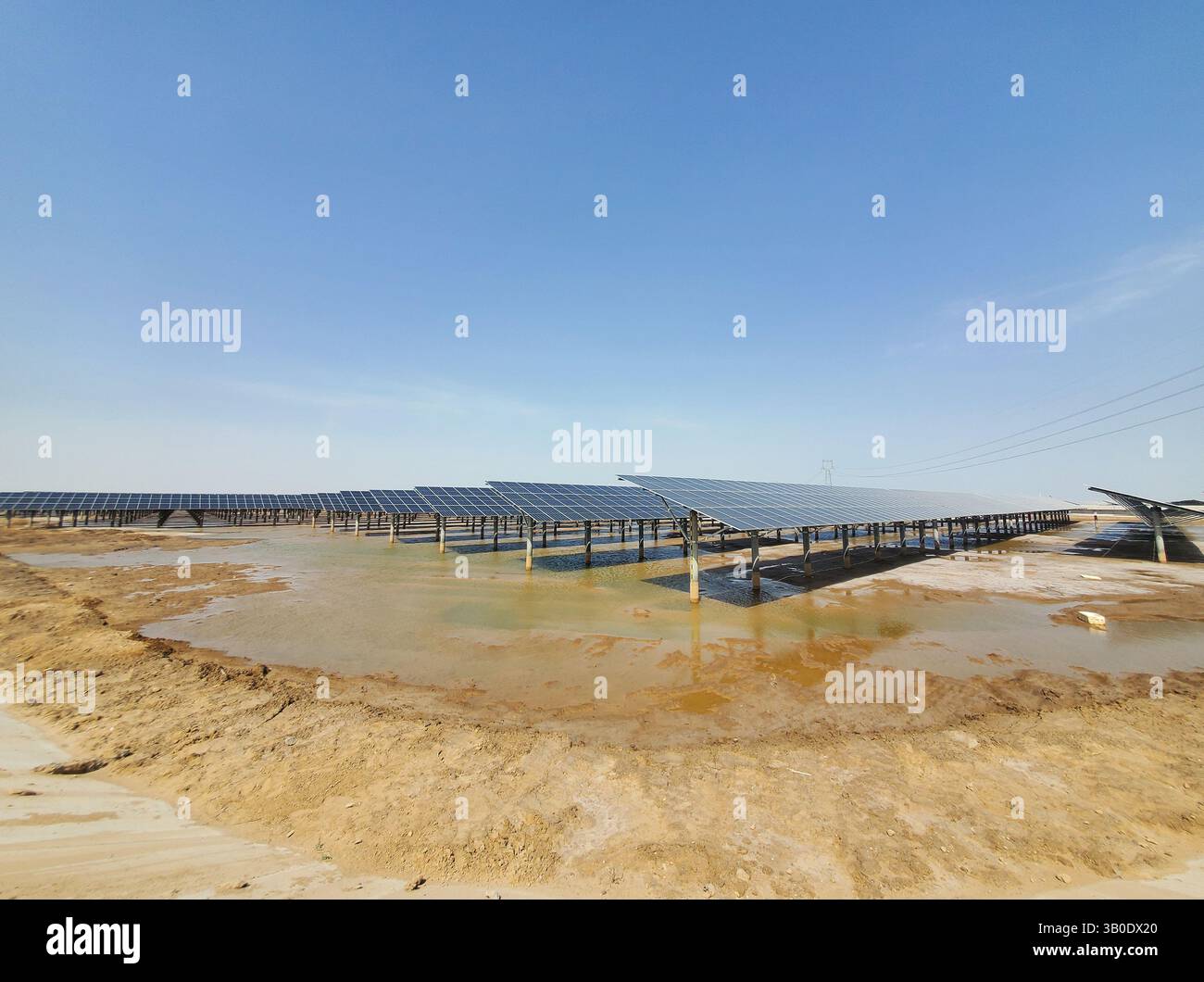 Array solare integrato per la pesca sugli stagni di acquacoltura sotto il cielo azzurro Foto Stock