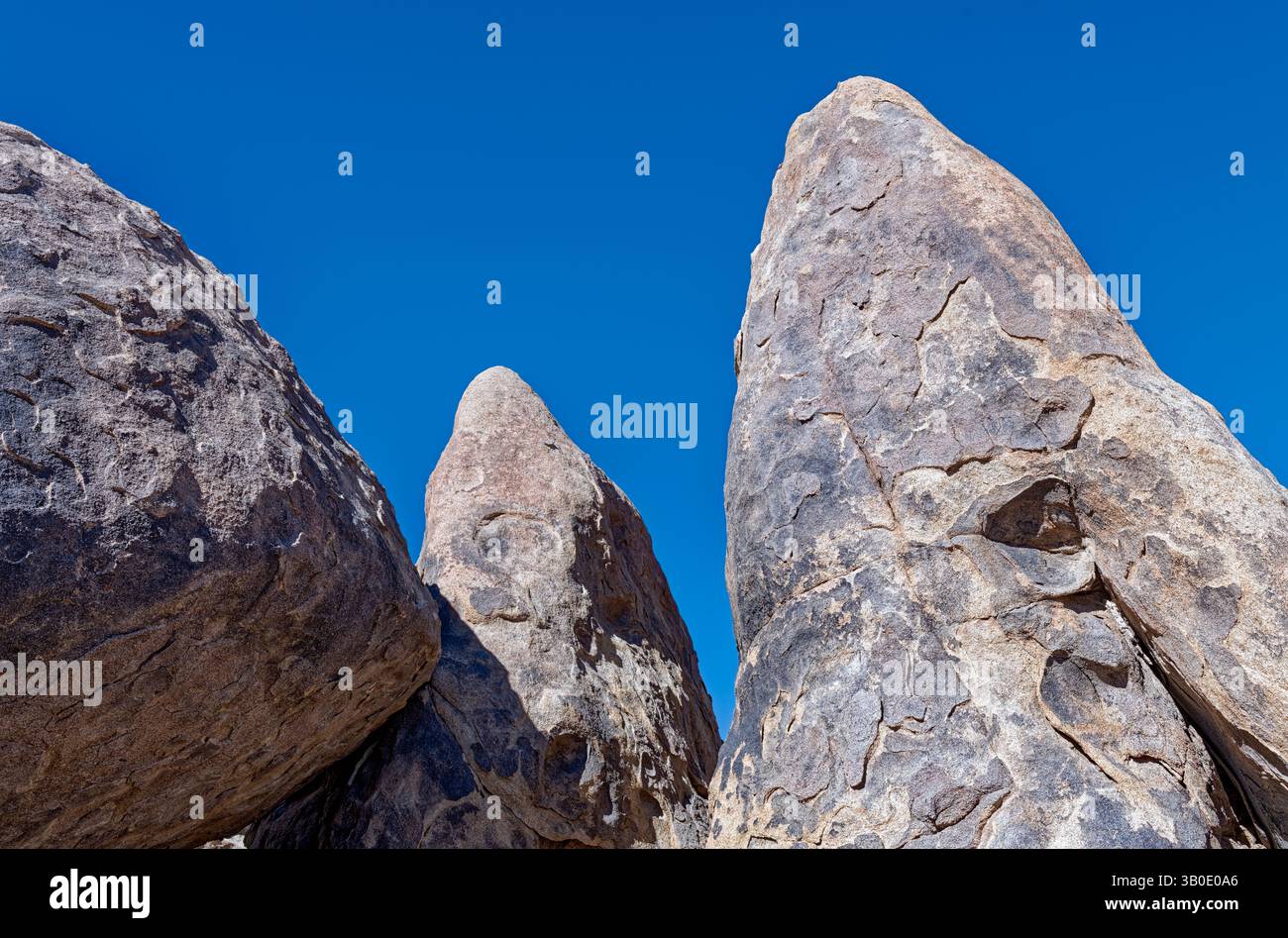 Le formazioni rocciose raggiungono il cielo nelle Alabama Hills vicino a Lone Pine in California, Stati Uniti Foto Stock