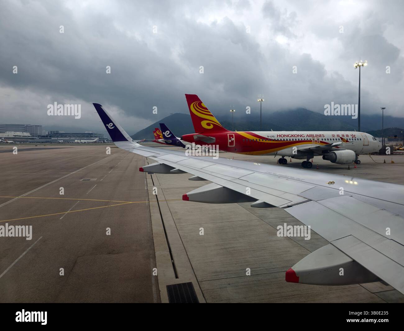 Aerei presso il terminal dell'Aeroporto Internazionale di Hong Kong. Foto Stock