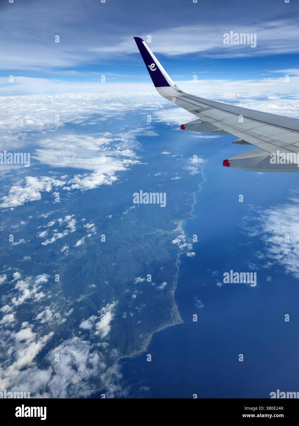 Volo espresso HK sopra Taiwan. - Immagine stock catturata con smartphone
