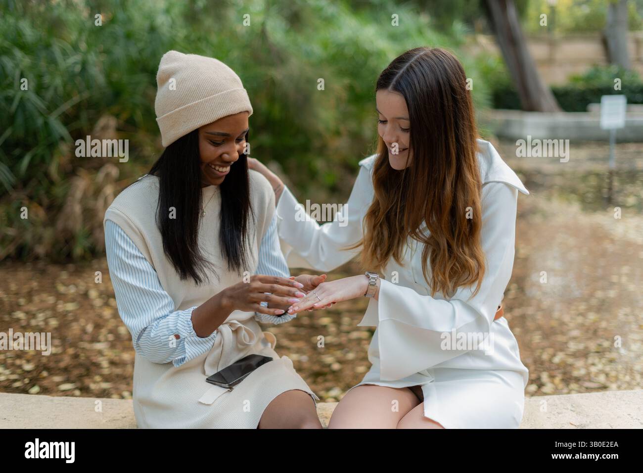 Momenti di amicizia nella natura Un legame gioioso e significativo con i propri cari Foto Stock