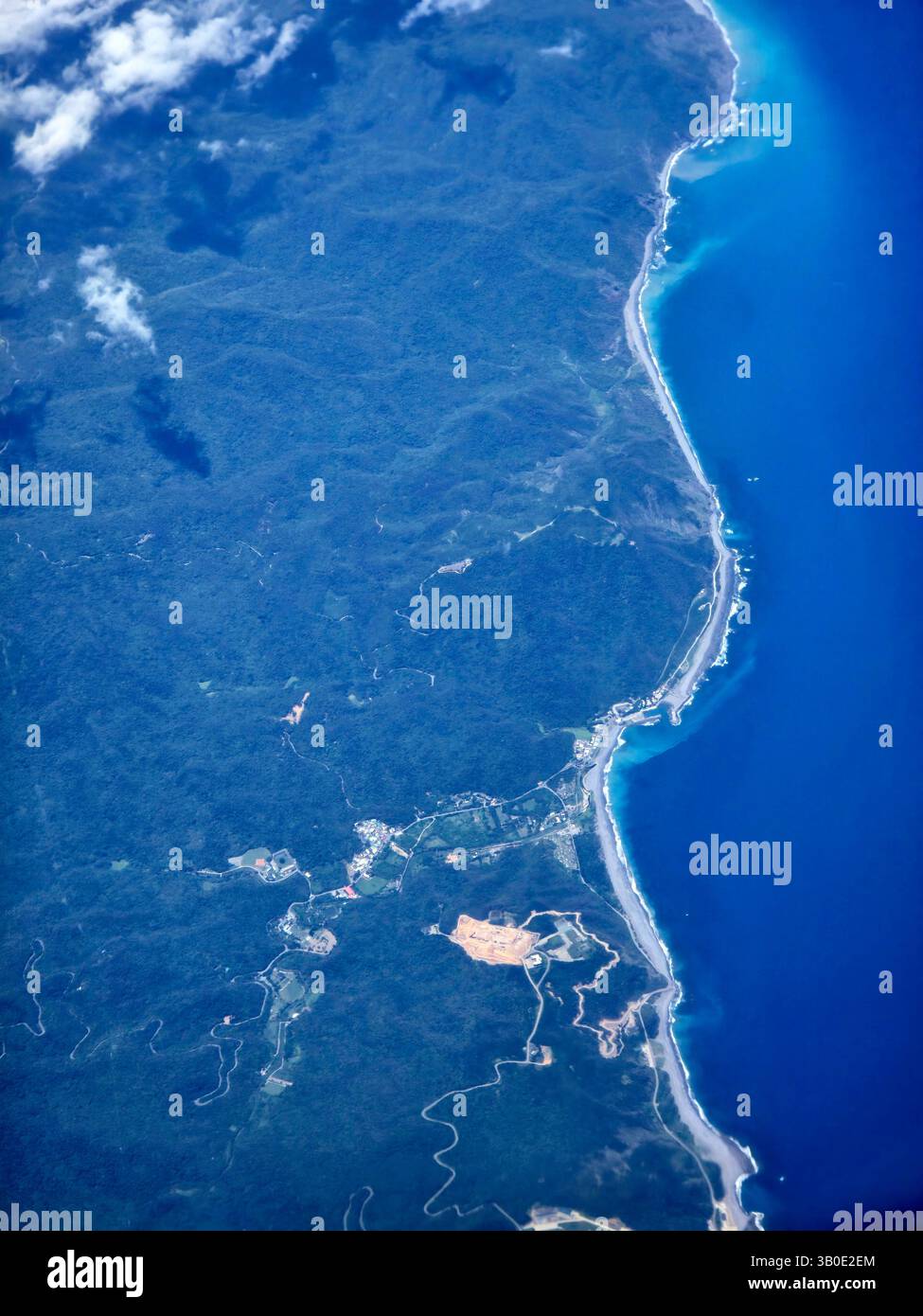 Vista aerea della costa sud-orientale di Taiwan. - Immagine stock catturata con smartphone