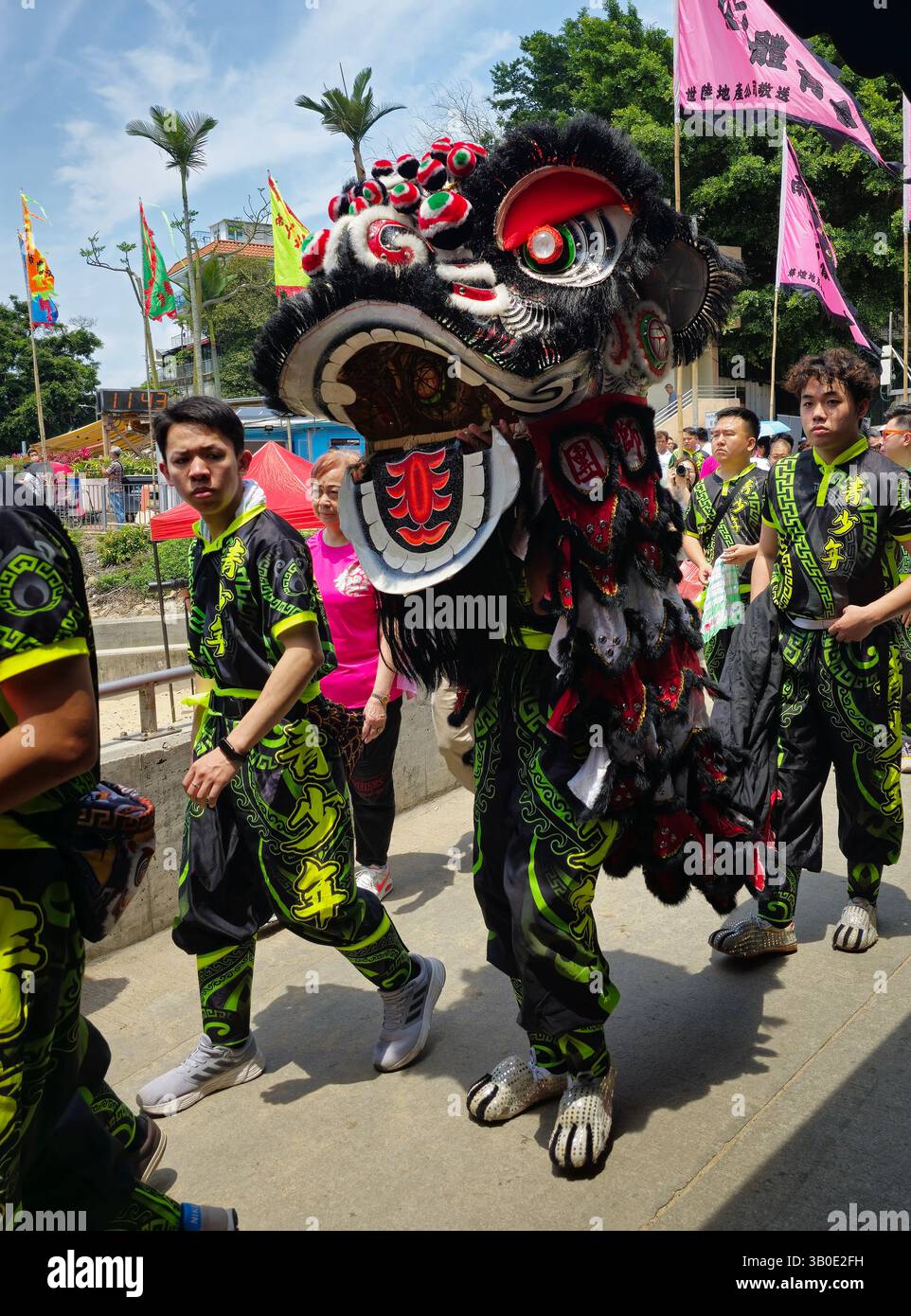Una colorata danza del leone e processione durante il festival Tin Hau a Yung Shue Wan, Lamma Island, Hong Kong. - Immagine stock catturata con smartphone