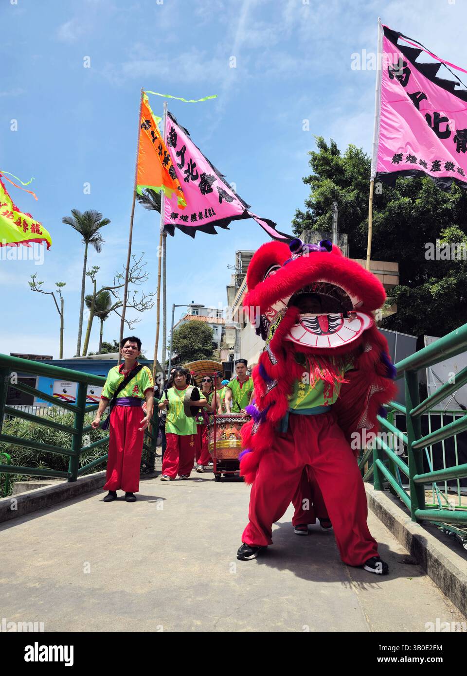 Una colorata danza del leone e processione durante il festival Tin Hau a Yung Shue Wan, Lamma Island, Hong Kong. Foto Stock