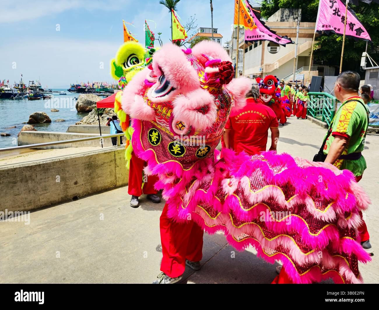 Una colorata danza del leone e processione durante il festival Tin Hau a Yung Shue Wan, Lamma Island, Hong Kong. - Immagine stock catturata con smartphone