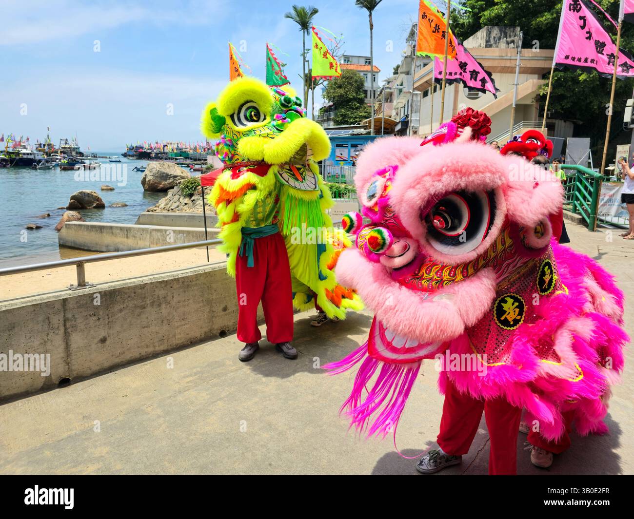 Una colorata danza del leone e processione durante il festival Tin Hau a Yung Shue Wan, Lamma Island, Hong Kong. - Immagine stock catturata con smartphone