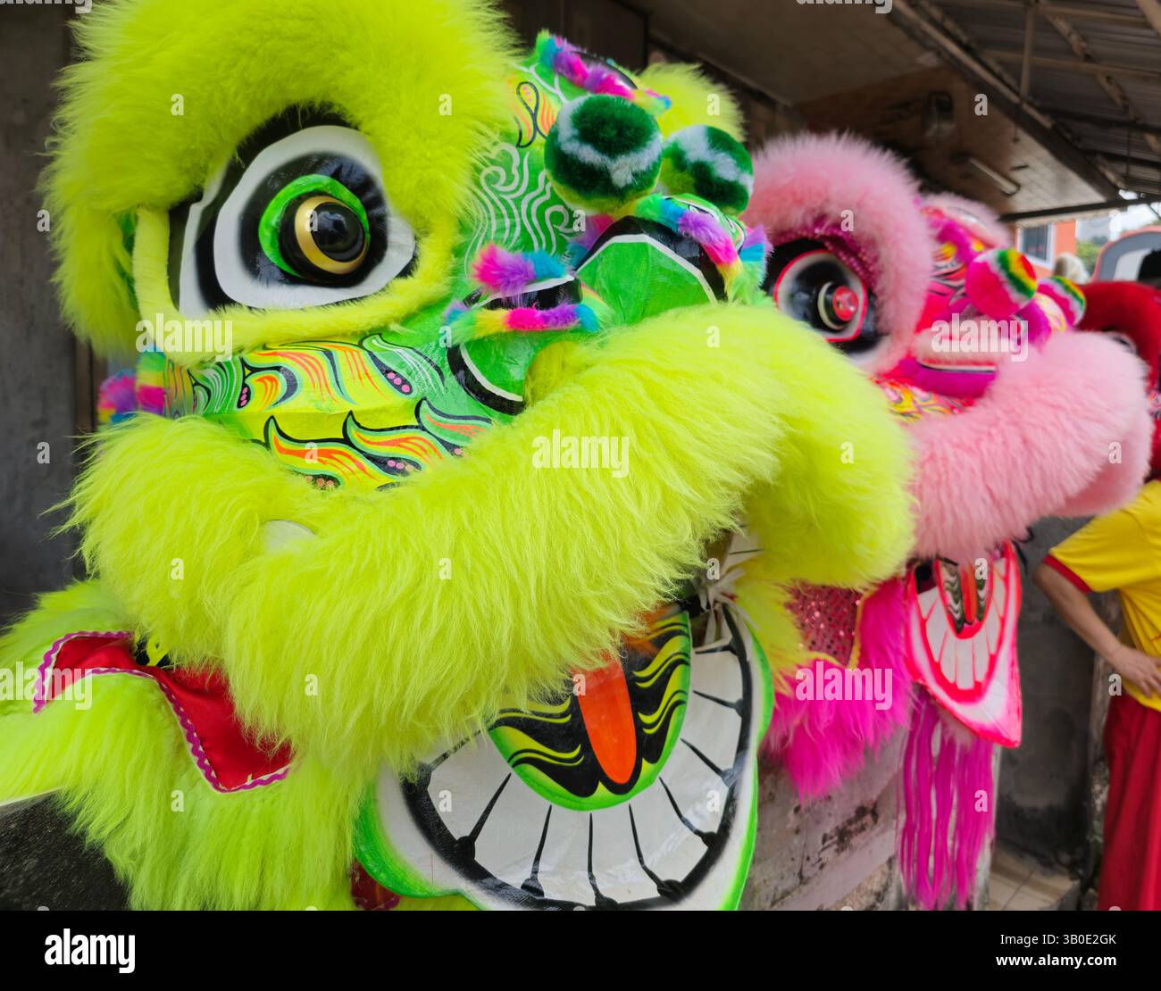 Una colorata danza del leone e processione durante il festival Tin Hau a Yung Shue Wan, Lamma Island, Hong Kong. - Immagine stock catturata con smartphone