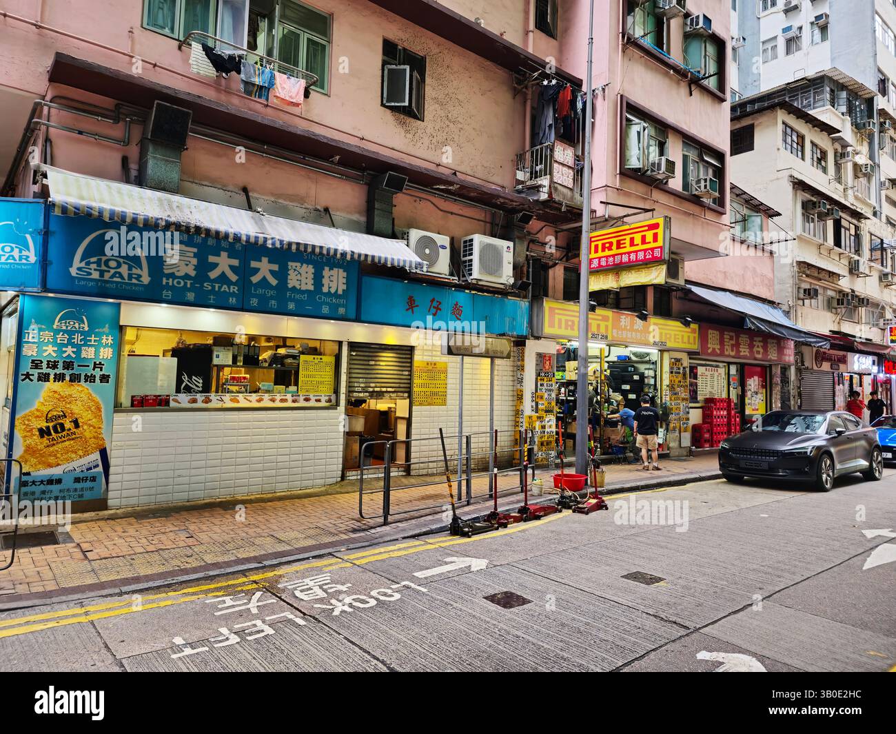 Negozi di riparazione auto presso ristoranti in Jaffe Road a Wan Chai, Hong Kong. - Immagine stock catturata con smartphone