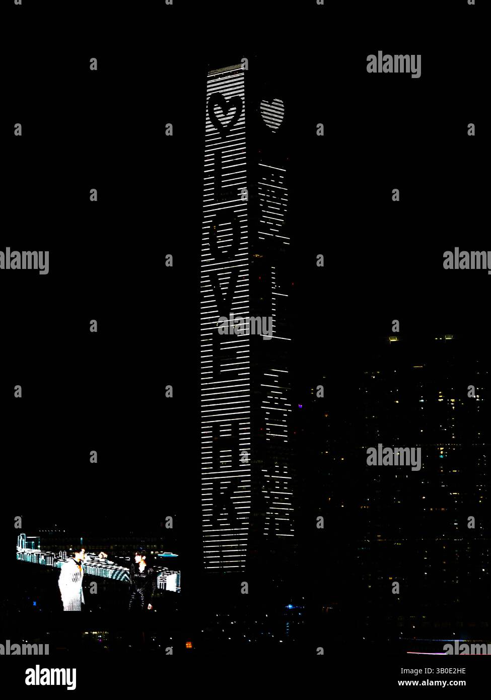 Torre ICC e museo M+ di notte. Hong Kong. - Immagine stock catturata con smartphone