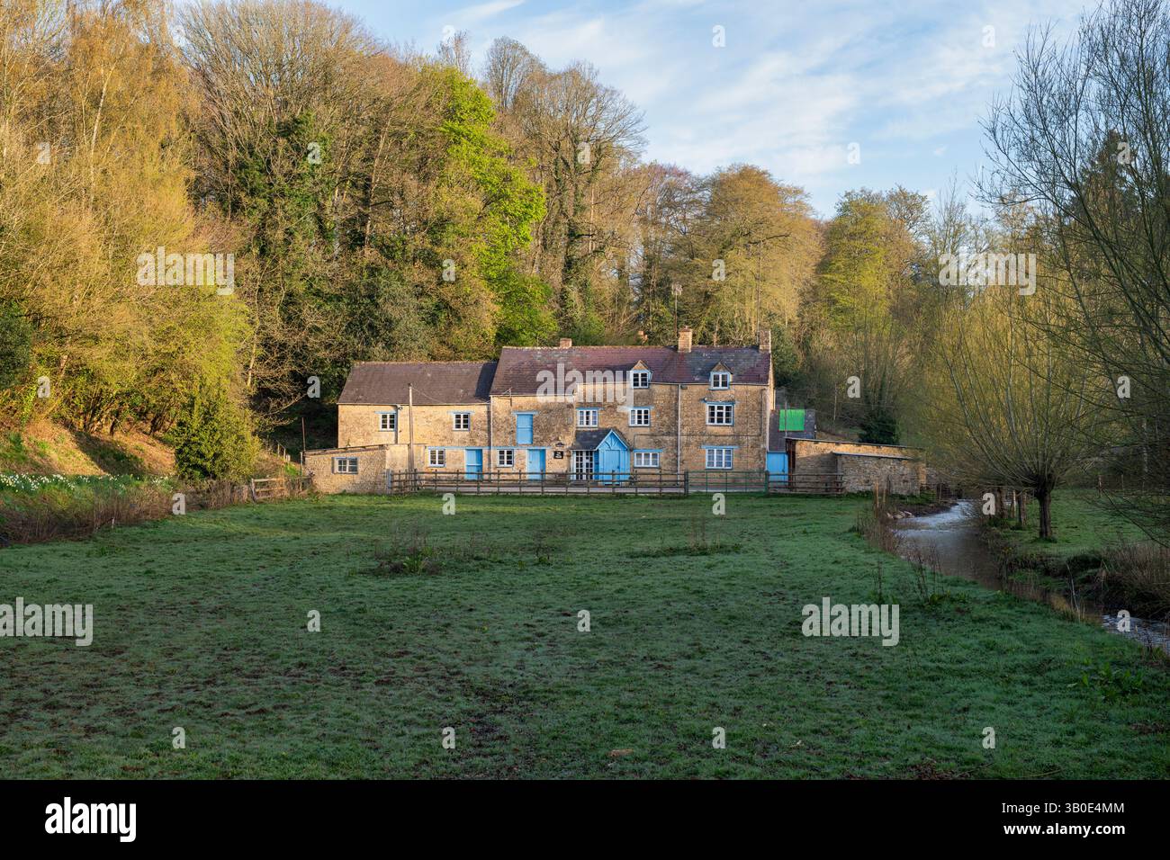 Mill Farm alla luce del sole primaverile del mattino presto. Church Enstone, Cotswolds, Oxfordshire, Inghilterra Foto Stock