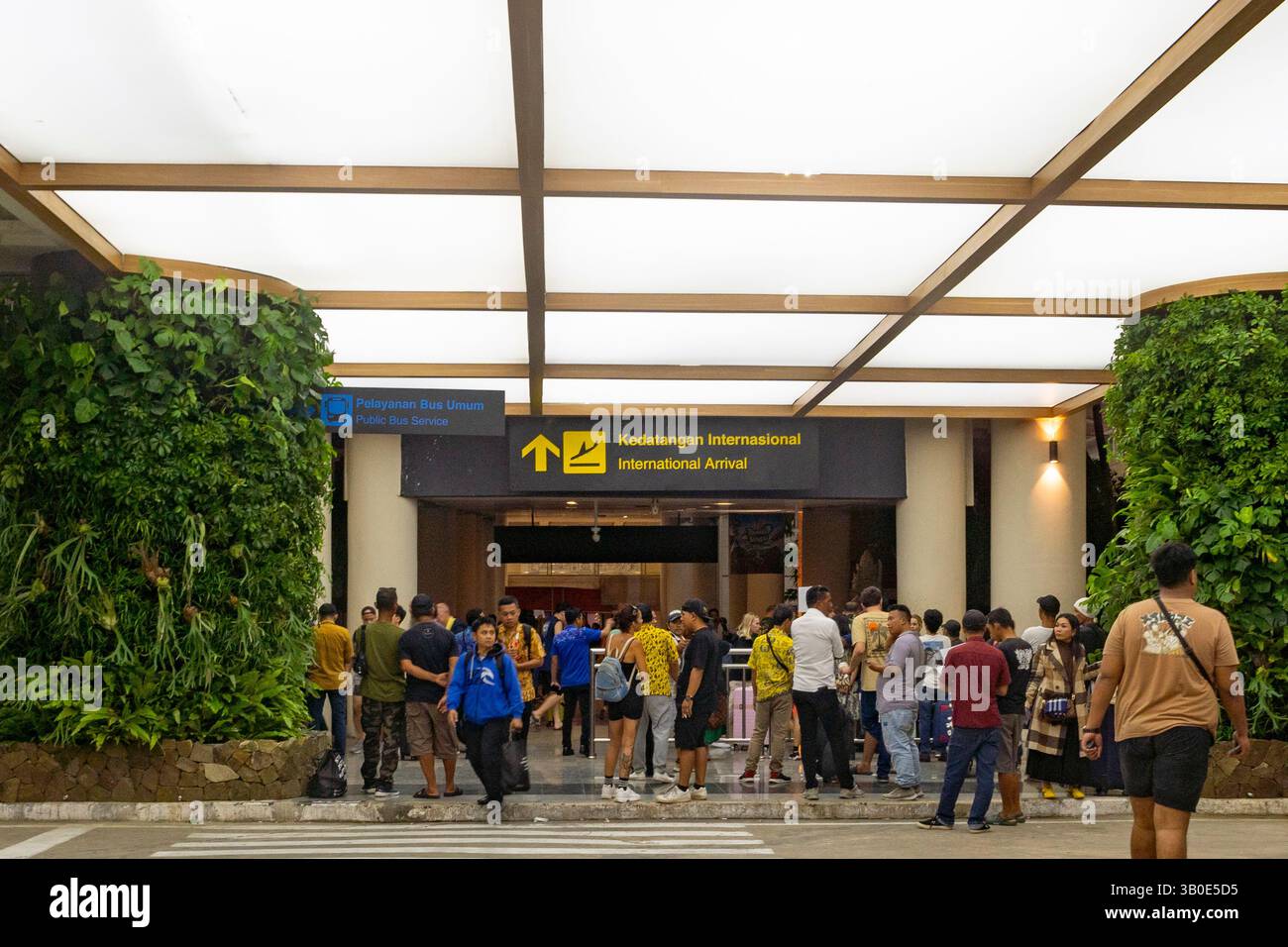Bali, Indonesia - 19 dicembre 2024: Volo notturno dell'aeroporto di Bali con molti turisti alla sezione arrivi Foto Stock