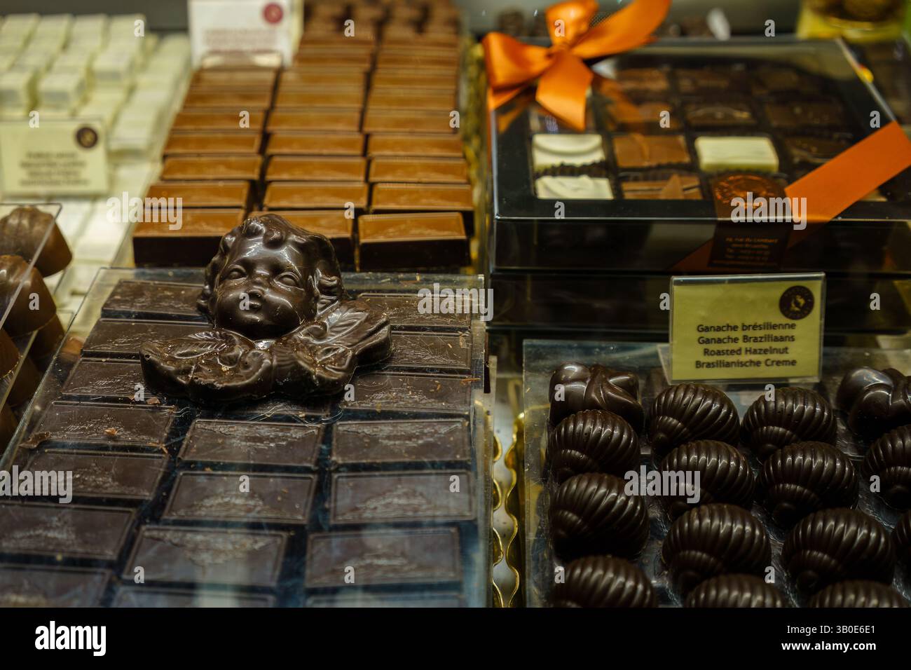 Bruxelles, Belgio. 20 marzo 2025 - cioccolato belga esposto in un negozio a Bruxelles. Foto Stock