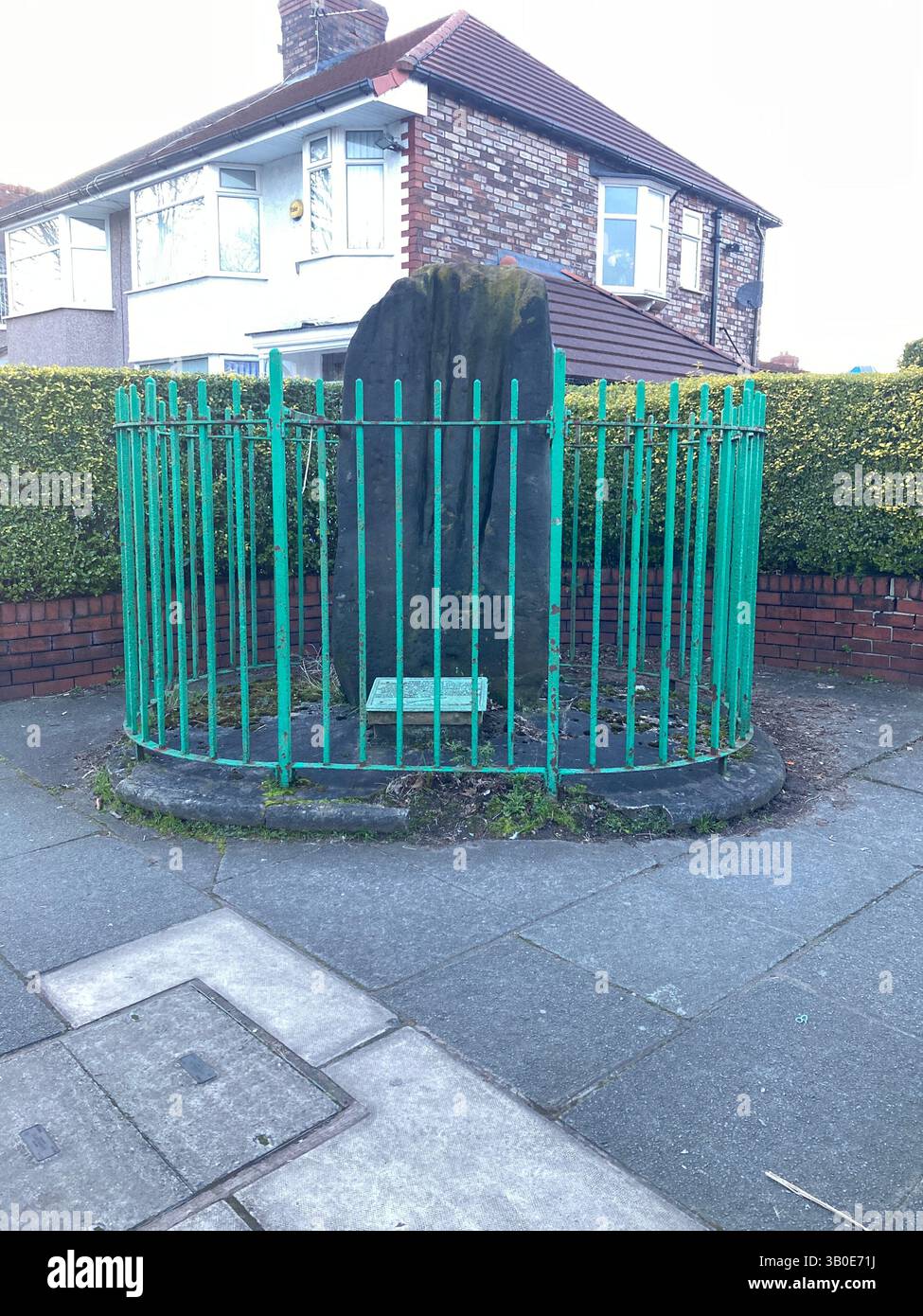 Robin Hood Stone. Le ringhiere verdi circondano una pietra che veniva usata per affilare gli attrezzi ai vecchi tempi. Foto Stock