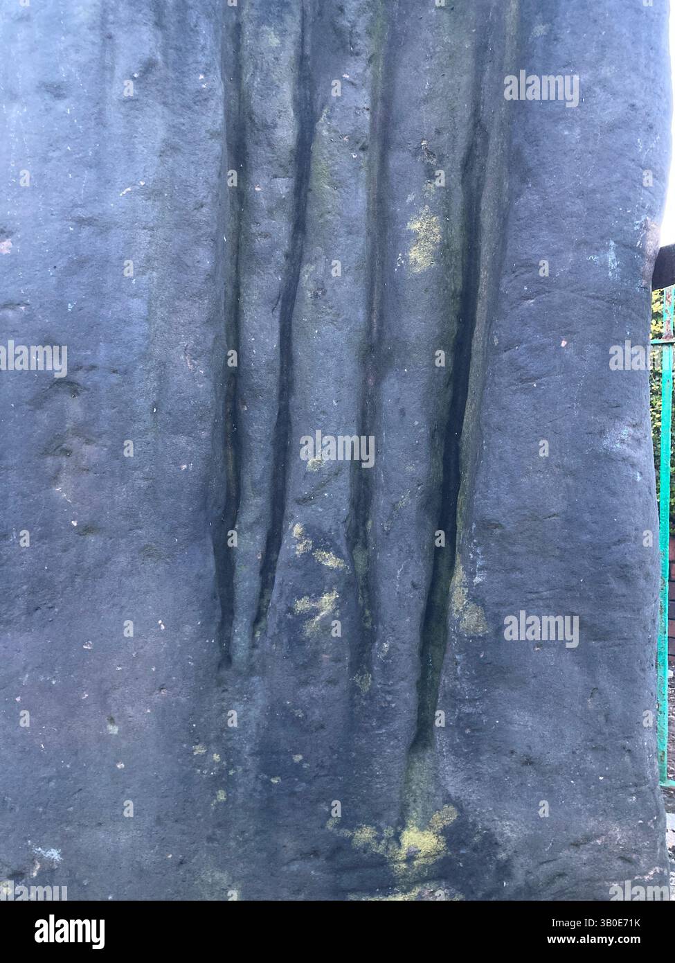 Robin Hood Stone. Le ringhiere verdi circondano una pietra che veniva usata per affilare gli attrezzi ai vecchi tempi. Foto Stock