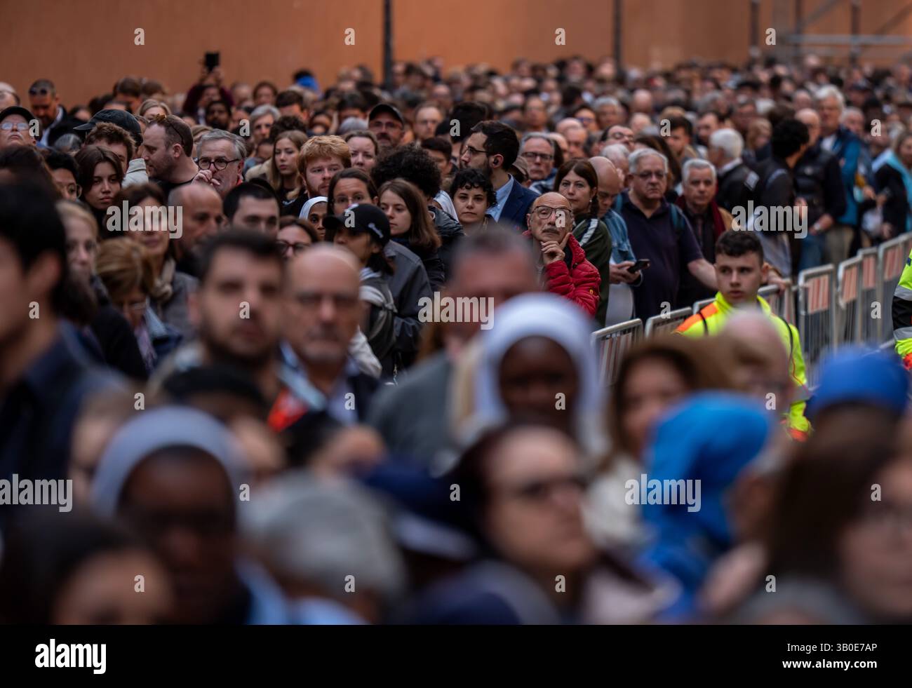 Vatikanstadt, Vaticano. 24 aprile 2025. I fedeli si schierano nella Basilica di San Pietro per salutare Papa Francesco. Prima del funerale del 26.04.2025, i visitatori possono vedere ancora una volta il defunto Papa alla bara aperta. Crediti: Michael Kappeler/dpa/Alamy Live News Foto Stock