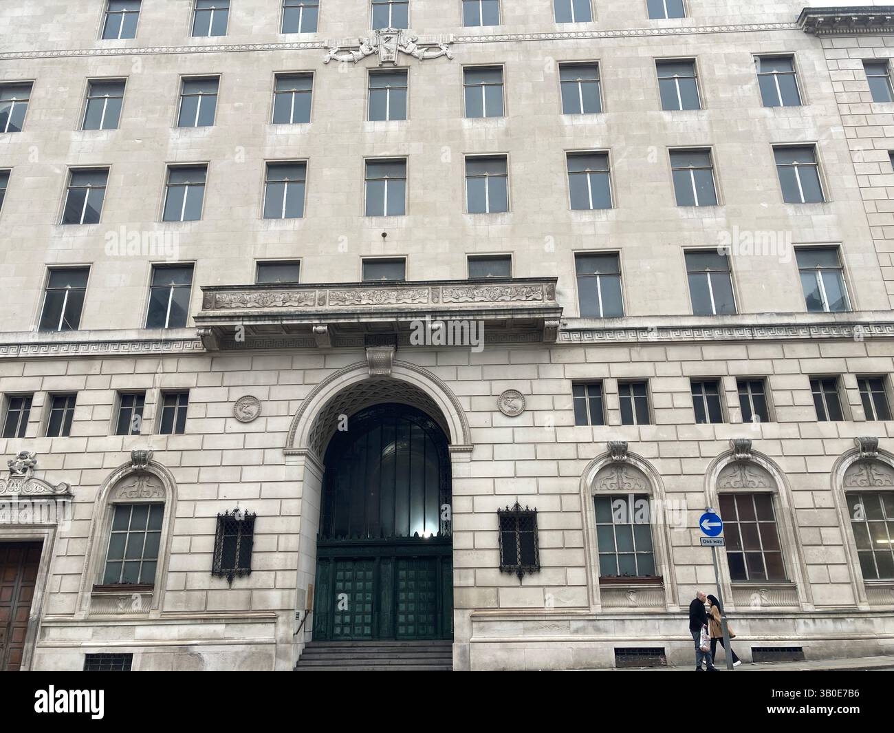Banca con incredibili porte verdi. Foto Stock