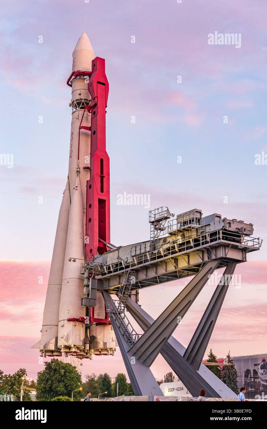Mosca, Russia - 4 agosto 2023: La copia del razzo Vostok su cui il primo astronauta della Terra Yury Gagarin volò nello spazio il 12 aprile 1961 Foto Stock