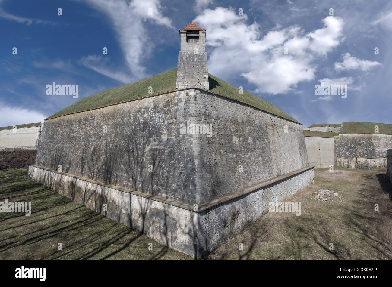 Mura e fossato della fortezza Hohenzollern Wuelzburg, una storica fortezza rinascimentale, costruita tra il 1588 e il 1610 circa, Wuelzburg, Weissenb Foto Stock