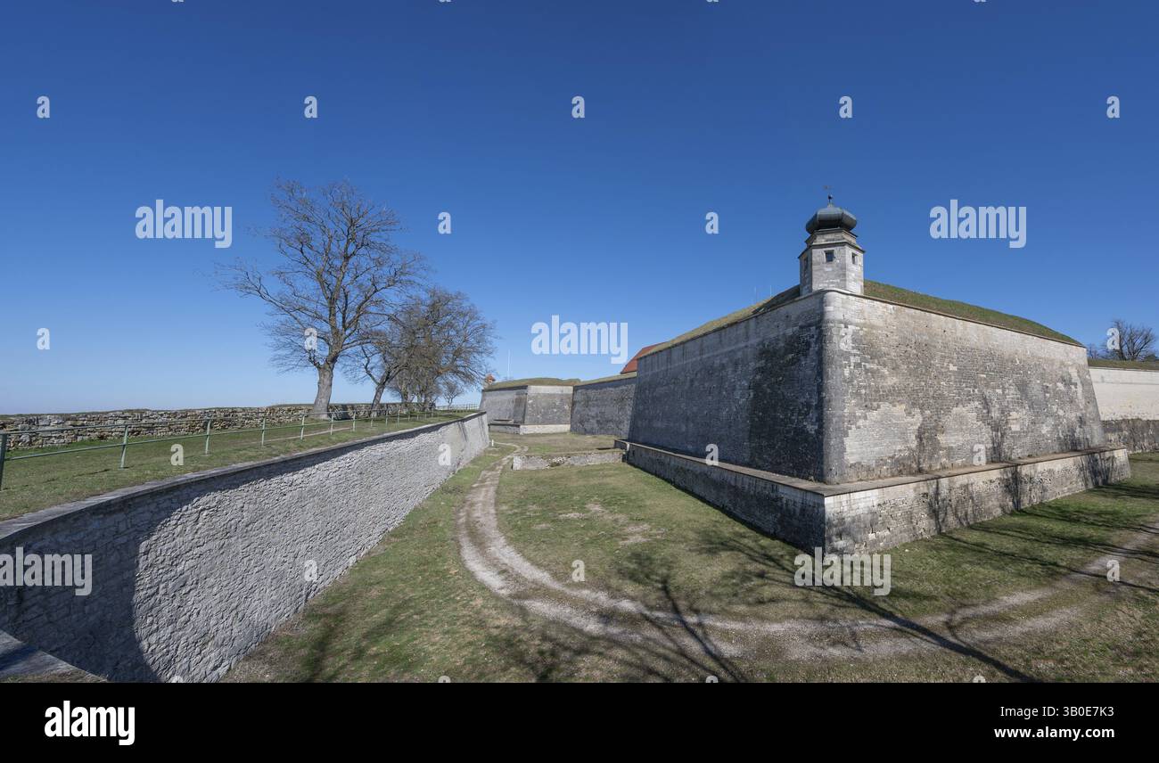 Mura e fossato della fortezza Hohenzollern Wuelzburg, una storica fortezza rinascimentale, costruita tra il 1588 e il 1610 circa, Wuelzburg, Weissenb Foto Stock