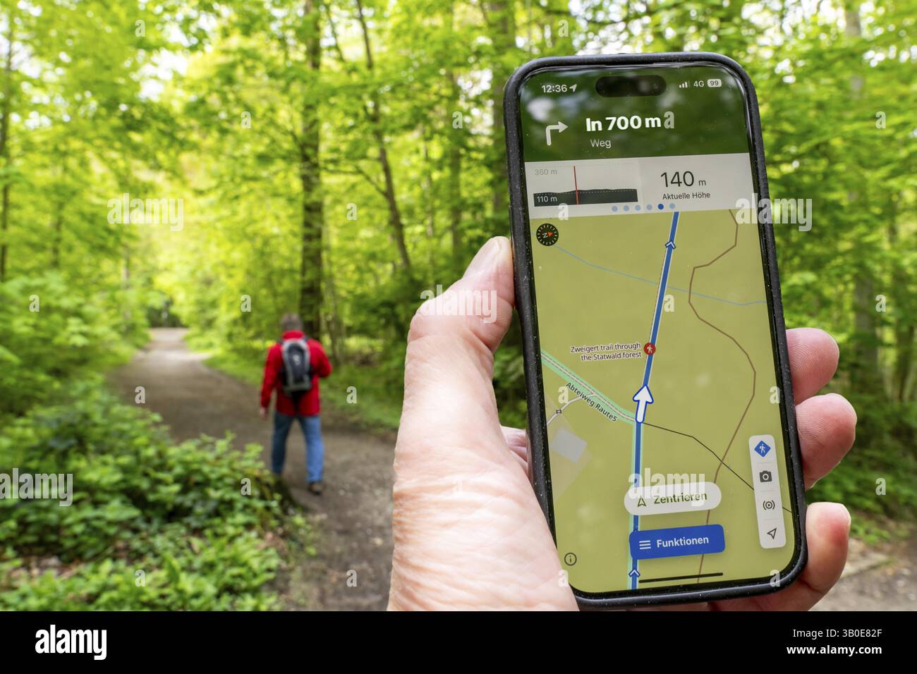 Immagine simbolica Escursionismo con smartphone e app escursionistica, navigazione sui sentieri escursionistici, mappa digitale con navigazione, app Komoot, percorso pre-programmato Foto Stock